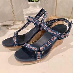 Teva Women's Arrabelle Universal Sandal Platforms Wedges Sz 8.5 Aztec Print
